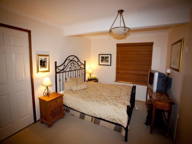 8 Jirrah Avenue, Point Clare NSW 2250