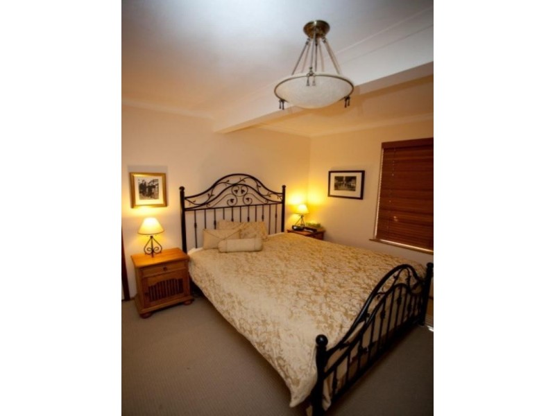 8 Jirrah Avenue, Point Clare NSW 2250