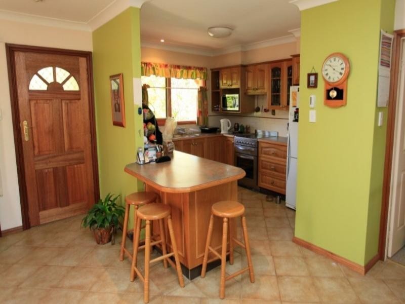 8 Jirrah Avenue, Point Clare NSW 2250