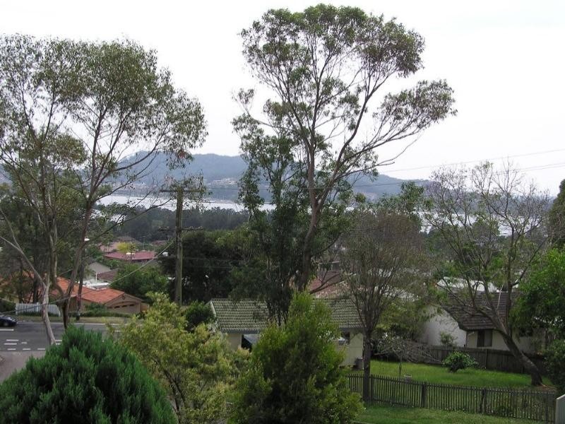 5 Lorraine Avenue, Point Clare NSW 2250