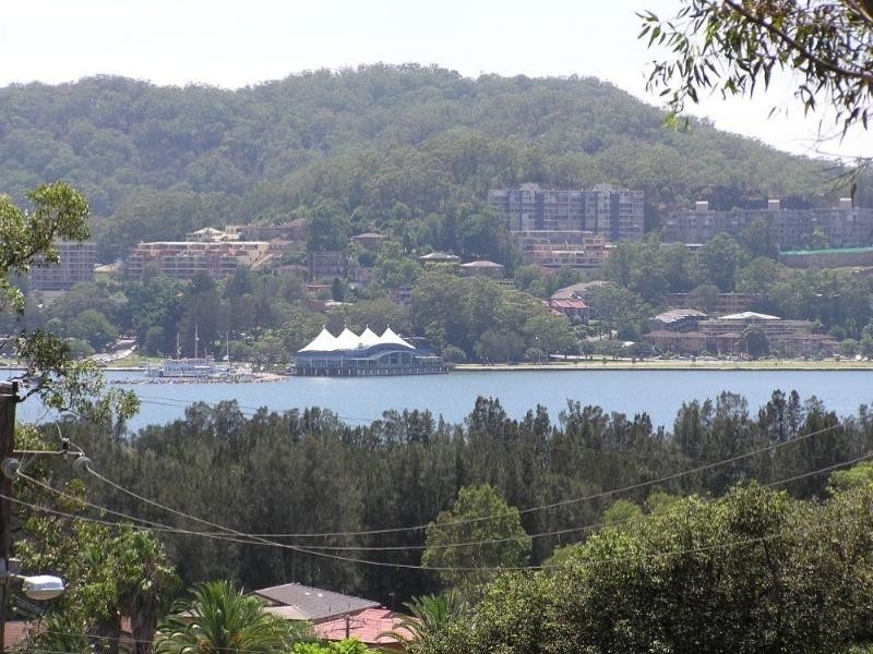 3 Lorraine Avenue, Point Clare NSW 2250