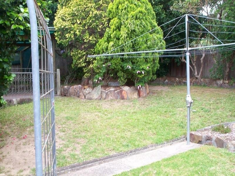 8 Priestley Parade, Point Clare NSW 2250