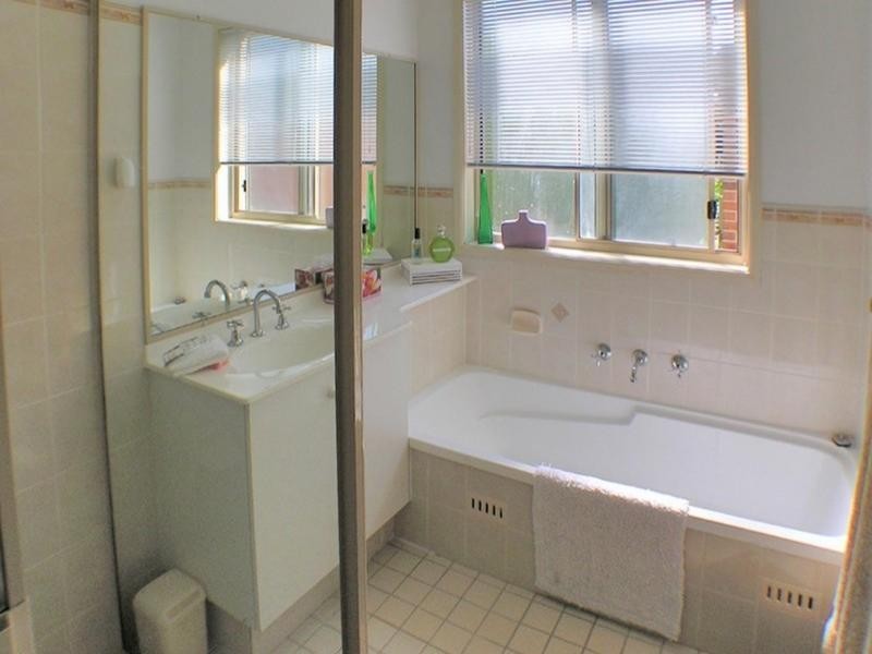 3 Wixstead Close, Point Clare NSW 2250