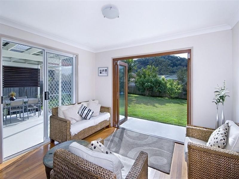 21 Manooka Road, Point Clare NSW 2250