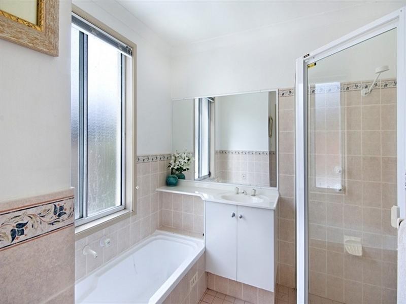 21 Manooka Road, Point Clare NSW 2250