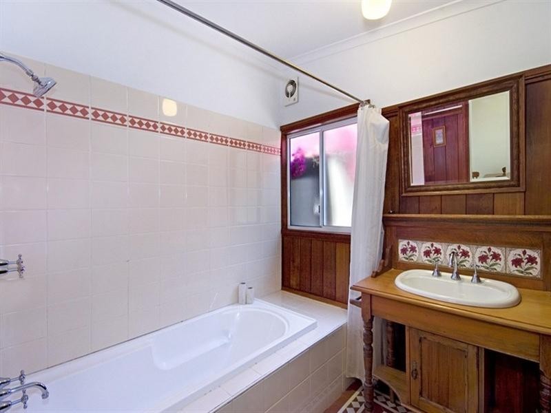 25 Takari Avenue, Point Clare NSW 2250