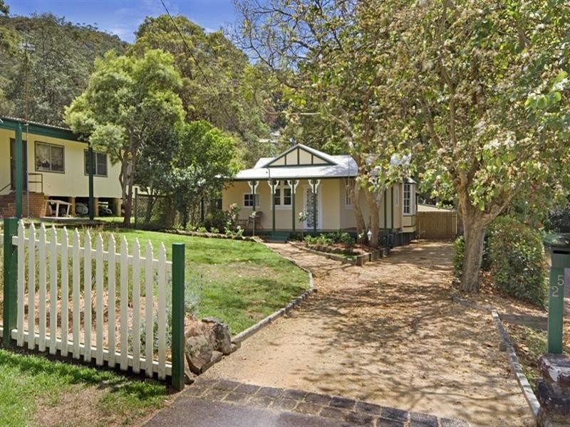 25 Takari Avenue, Point Clare NSW 2250