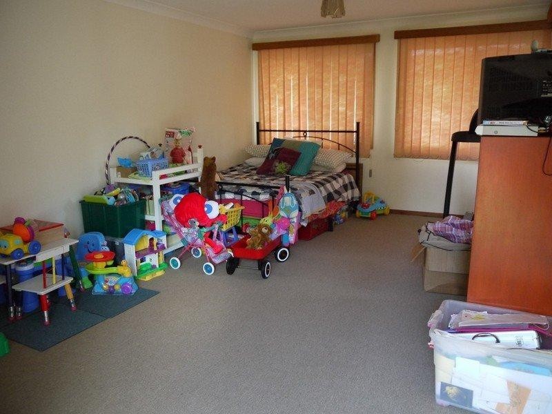 17 Noonan Point Avenue, Point Clare NSW 2250