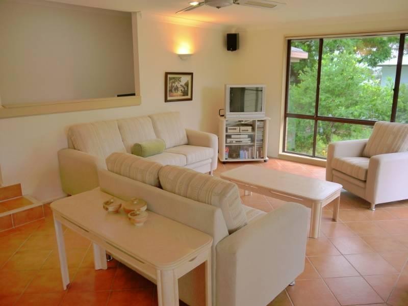 2 Nangara Lane, Point Clare NSW 2250