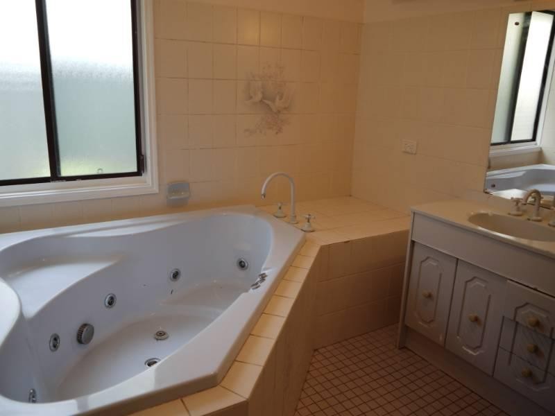 10 Talinga Avenue, Point Clare NSW 2250