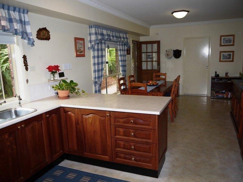 1 Oxley Place, Point Clare NSW 2250