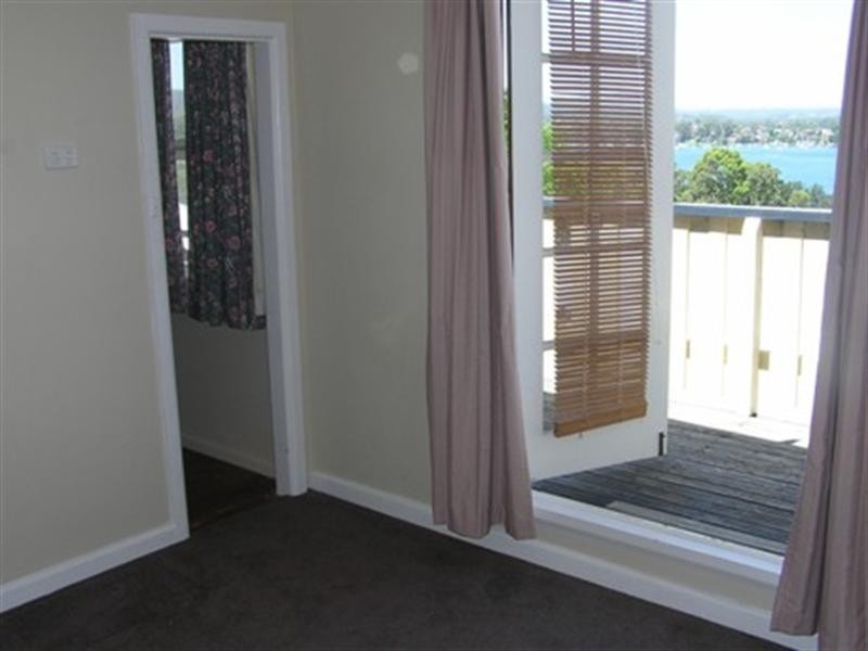 11 Hughes Street, Point Clare NSW 2250