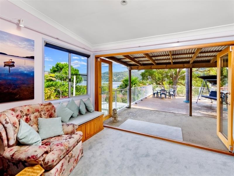8B Noonan Point Avenue, Point Clare NSW 2250