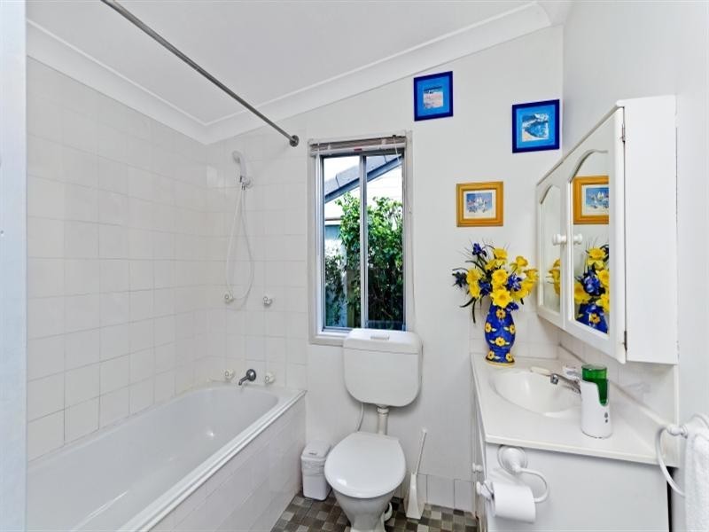 8B Noonan Point Avenue, Point Clare NSW 2250