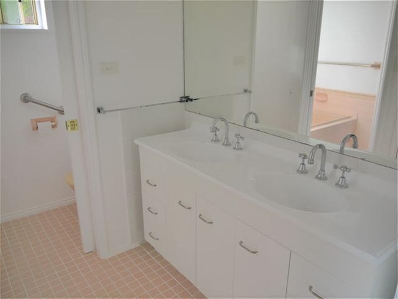 5 Noonan Point Avenue, Point Clare NSW 2250