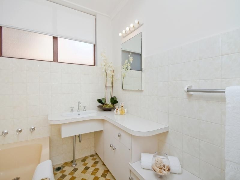 41 Kurrawa Avenue, Point Clare NSW 2250