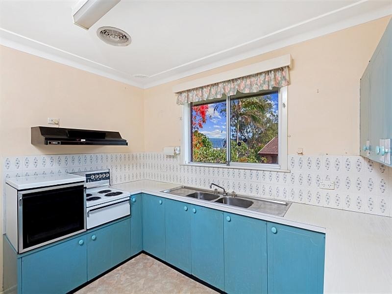 1 Lorraine Avenue, Point Clare NSW 2250