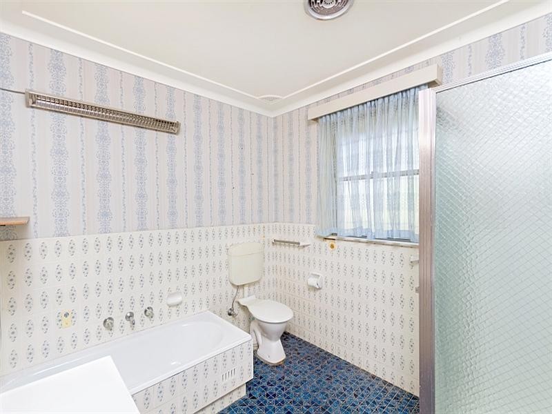 1 Lorraine Avenue, Point Clare NSW 2250