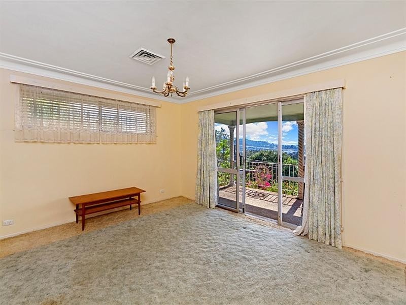 1 Lorraine Avenue, Point Clare NSW 2250