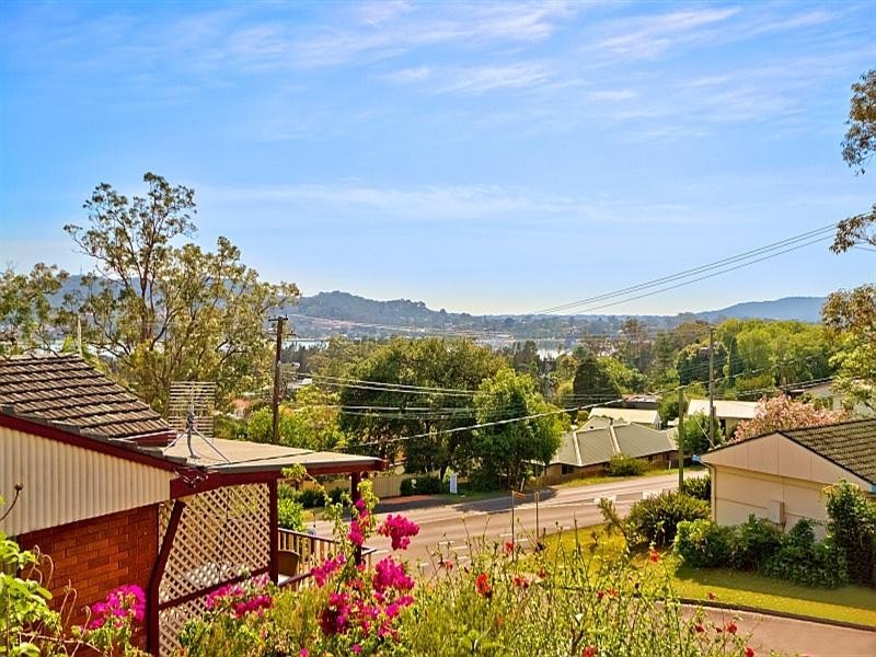 1 Lorraine Avenue, Point Clare NSW 2250