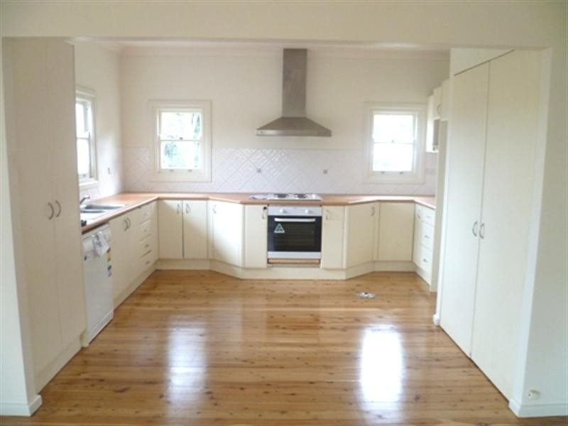 18 Nioka Aveneue, Point Clare NSW 2250