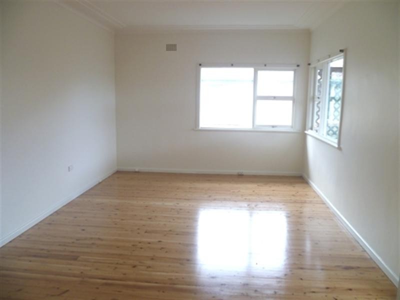 18 Nioka Aveneue, Point Clare NSW 2250