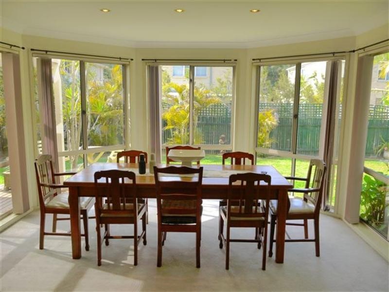 2 Peat Place, Point Clare NSW 2250