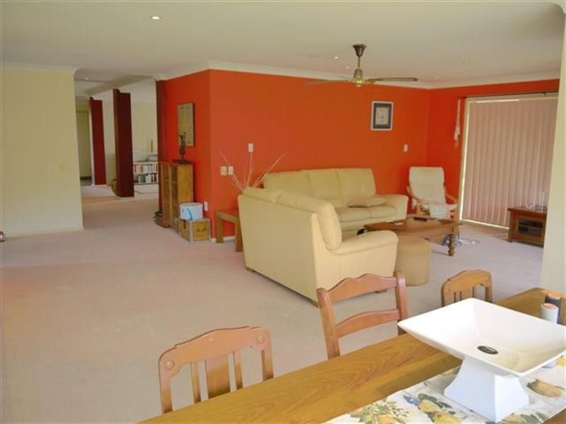 2 Peat Place, Point Clare NSW 2250