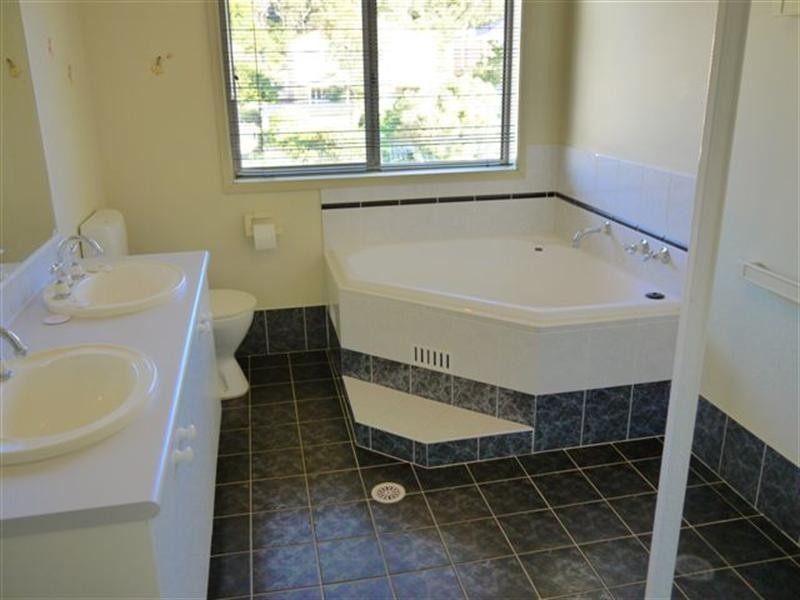 2 Peat Place, Point Clare NSW 2250