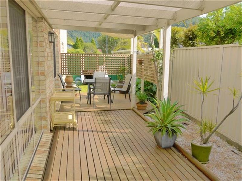 2 Peat Place, Point Clare NSW 2250