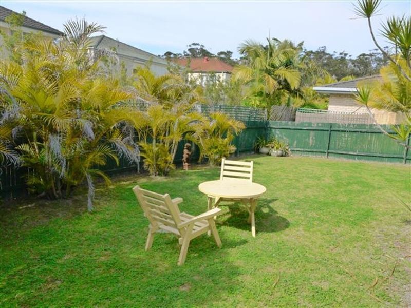 2 Peat Place, Point Clare NSW 2250