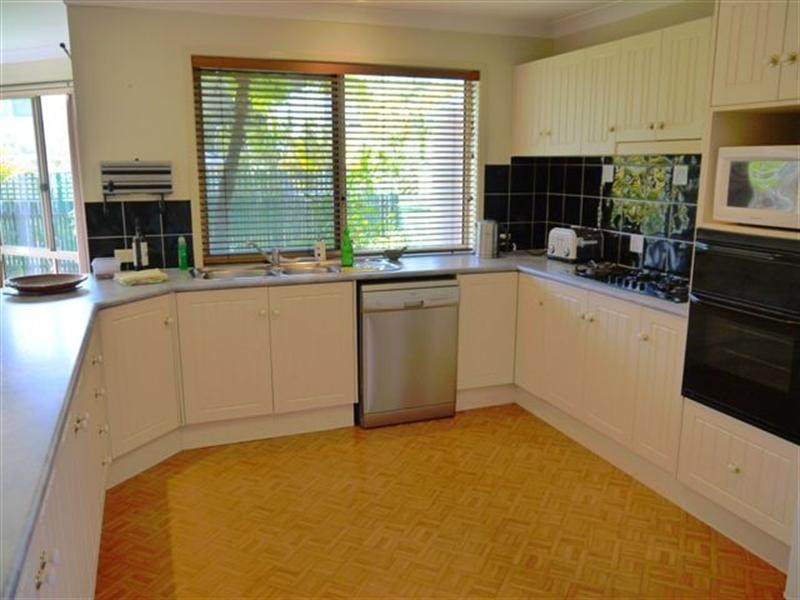 2 Peat Place, Point Clare NSW 2250