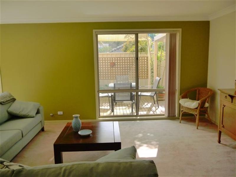 2 Peat Place, Point Clare NSW 2250