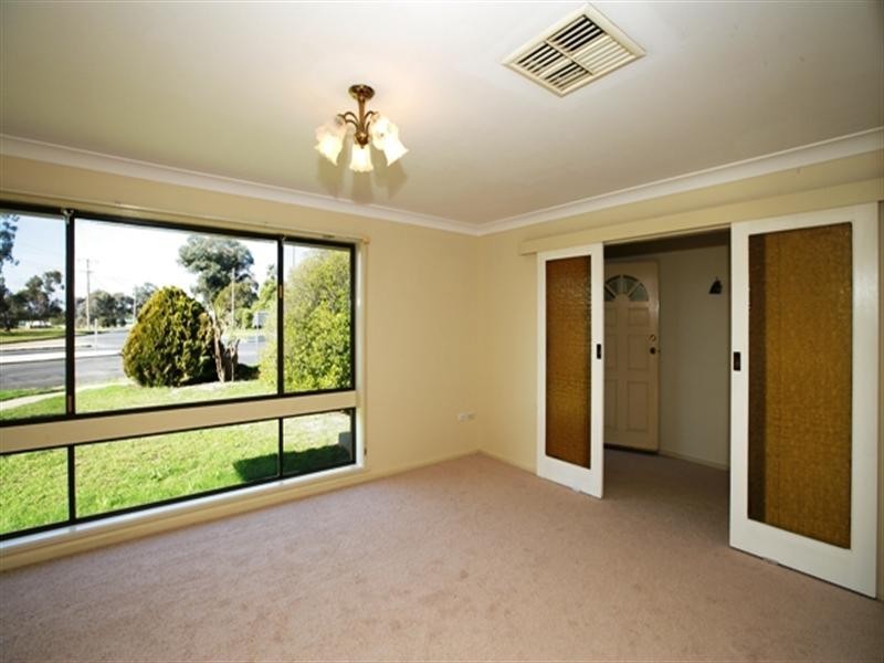 2 Main Street, Lake Albert NSW 2650