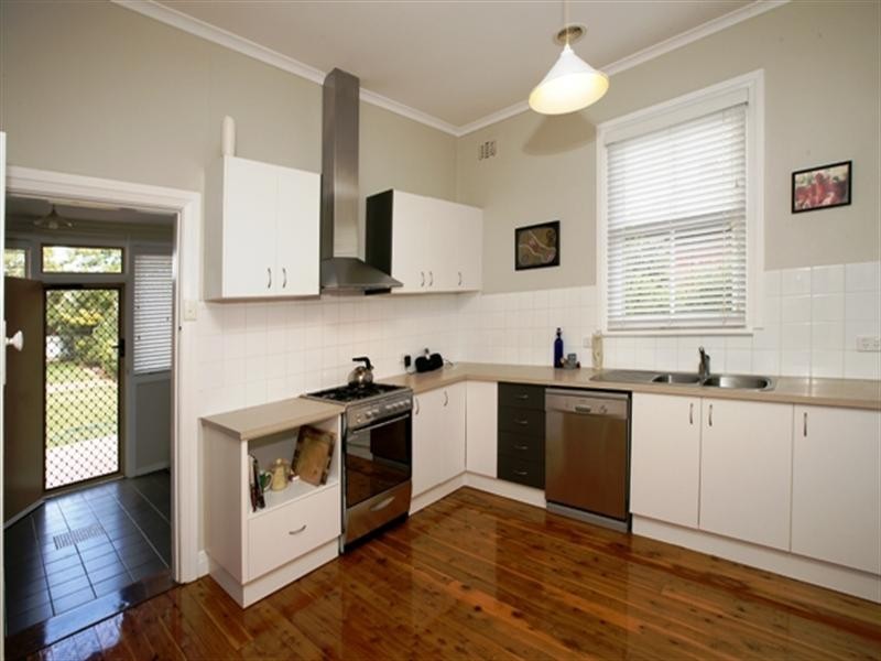 18 Lindsay Street, Turvey Park NSW 2650