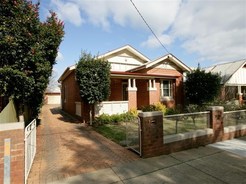 18 Lindsay Street, Turvey Park NSW 2650