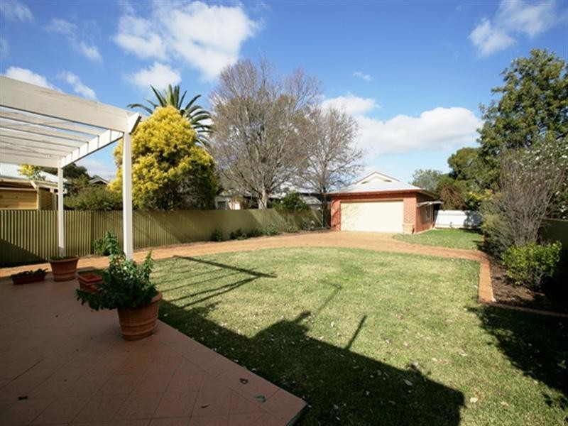 18 Lindsay Street, Turvey Park NSW 2650