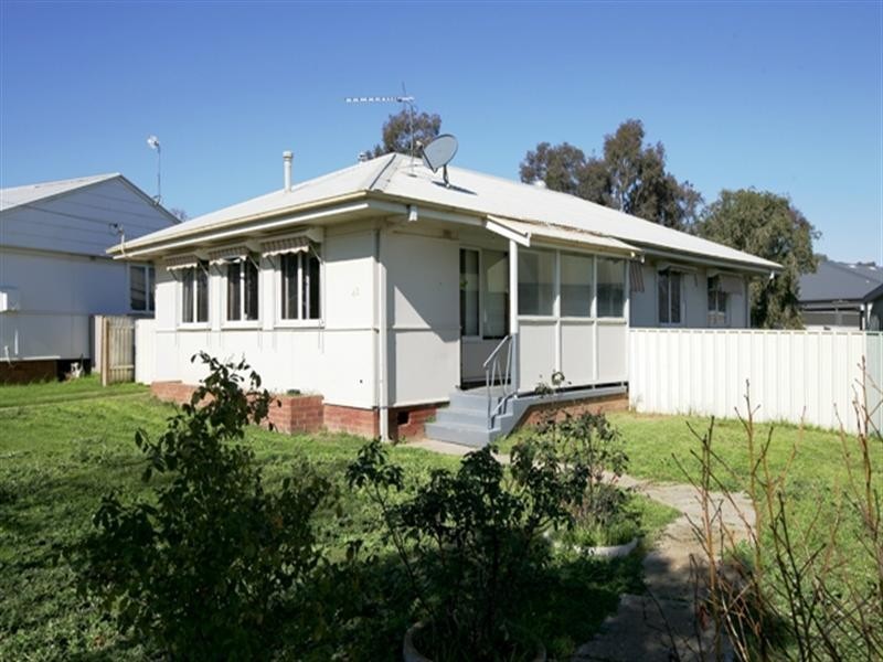 42 McKell Avenue, Mount Austin NSW 2650