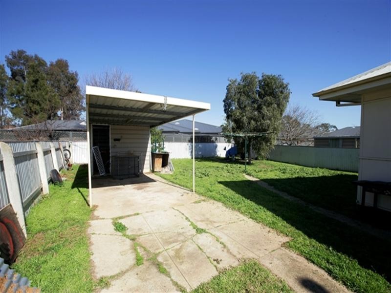 42 McKell Avenue, Mount Austin NSW 2650
