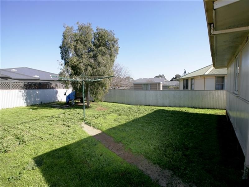 42 McKell Avenue, Mount Austin NSW 2650