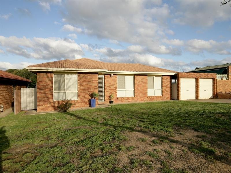 100 Dalman Parkway, Glenfield Park NSW 2650