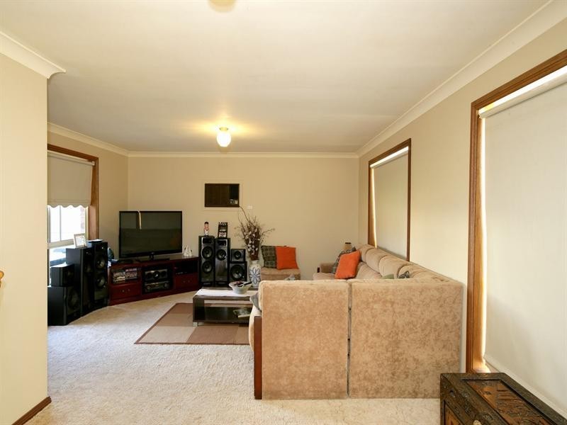 100 Dalman Parkway, Glenfield Park NSW 2650