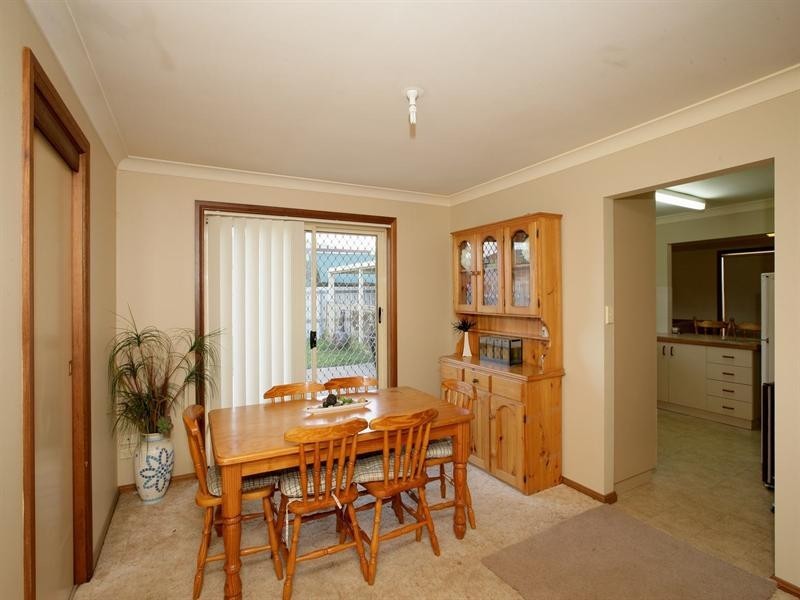 100 Dalman Parkway, Glenfield Park NSW 2650