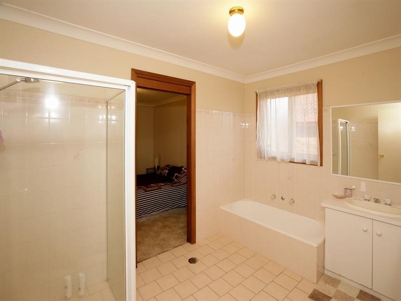 100 Dalman Parkway, Glenfield Park NSW 2650