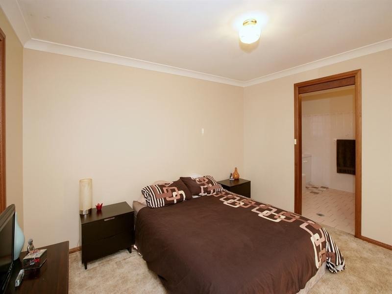 100 Dalman Parkway, Glenfield Park NSW 2650