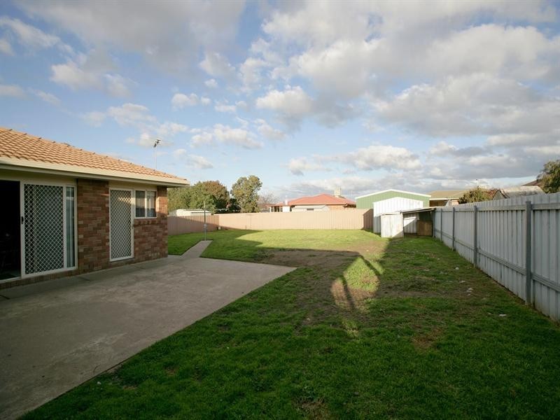 100 Dalman Parkway, Glenfield Park NSW 2650