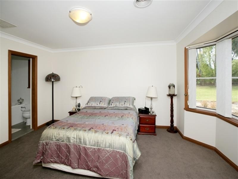 8 Clare Avenue, Lake Albert NSW 2650