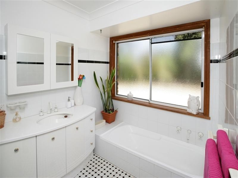 8 Clare Avenue, Lake Albert NSW 2650