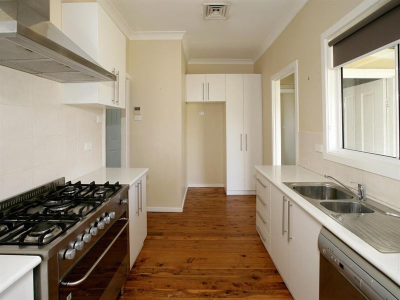 7 Binnak Place, Mount Austin NSW 2650