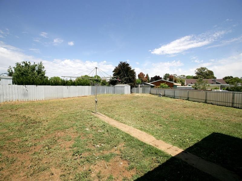 7 Binnak Place, Mount Austin NSW 2650